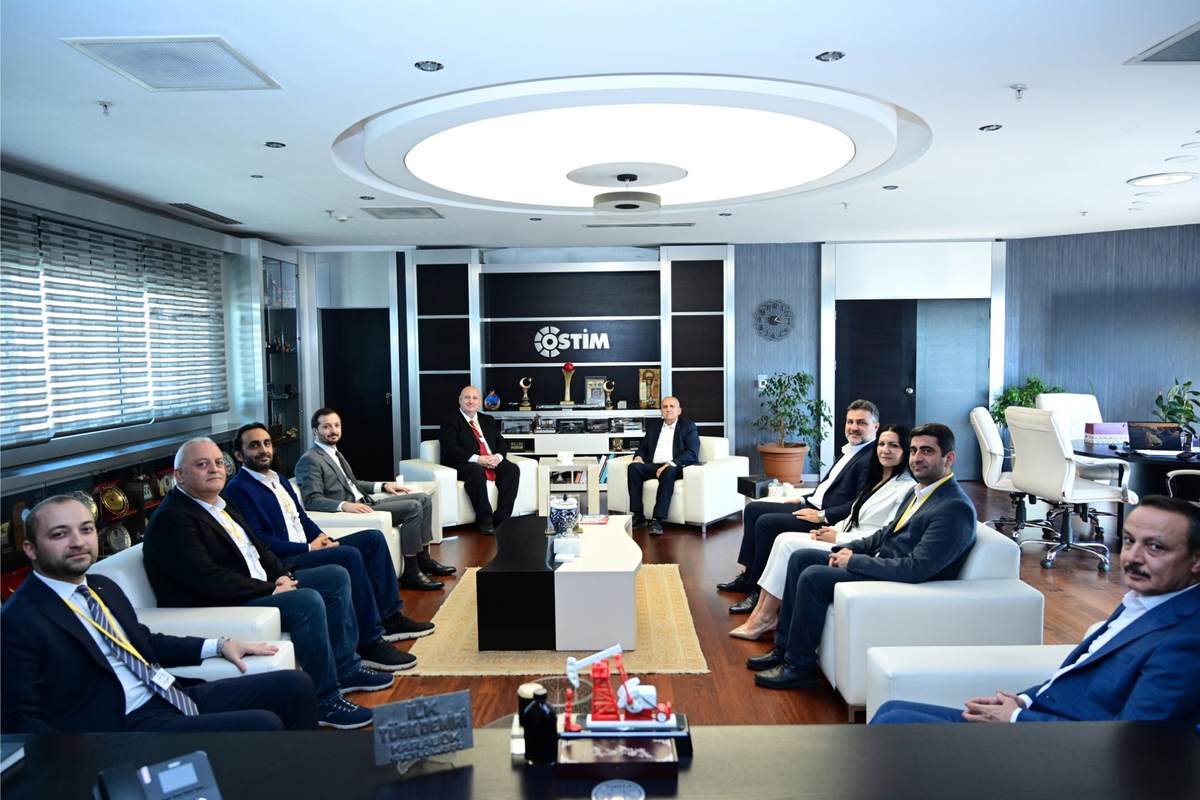 Program sonrası OSTİM Organize Sanayi Bölge Müdürlüğü makamında çekilen toplu fotoğraf